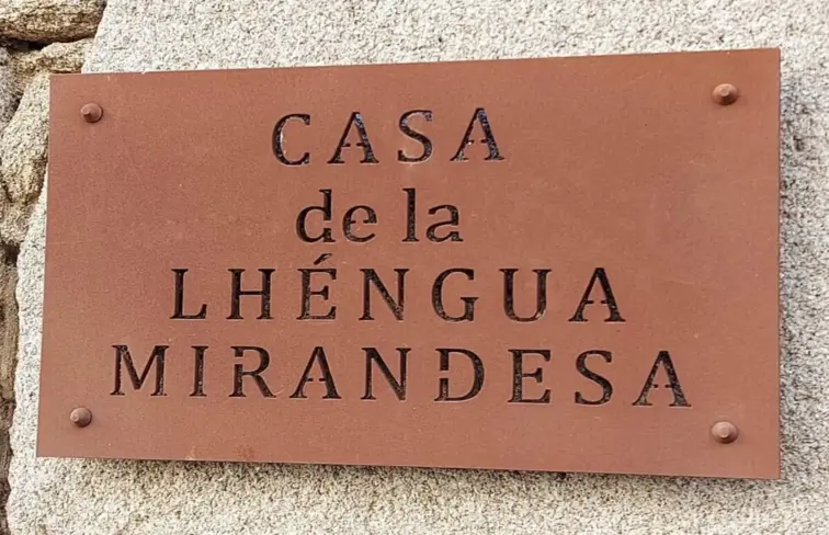 Placa da Casa da Língua Mirandesa