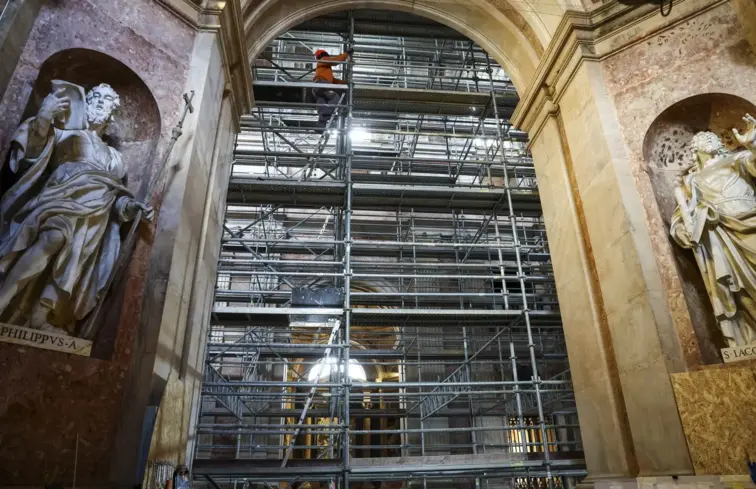 Andaime no interior do Palácio Nacional de Mafra