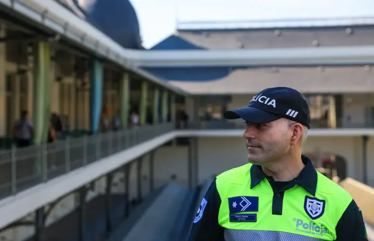 Agente da polícia municipal do Porto.