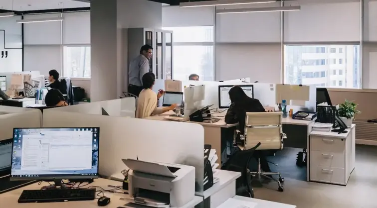 Escritório com trabalhadores