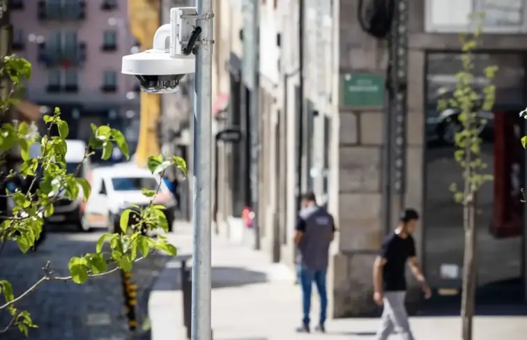 Câmara de videovigilância instalada em rua