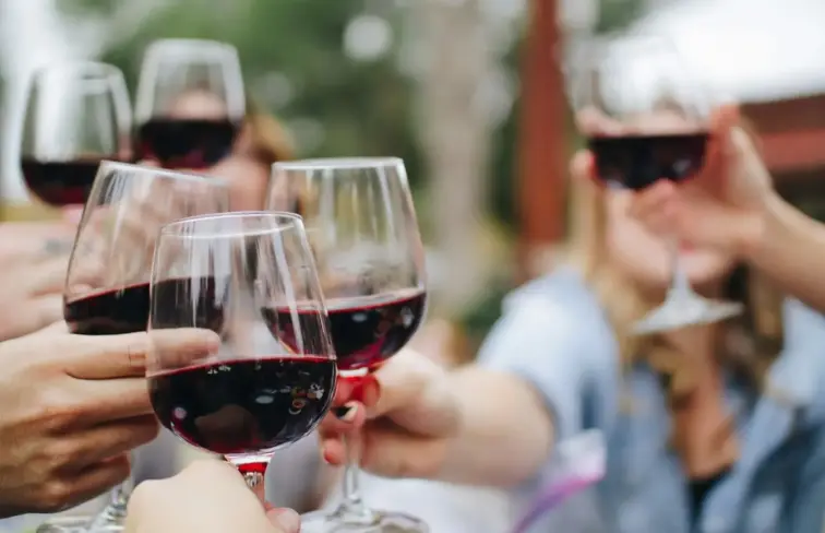Pessoas com copos de vinho.