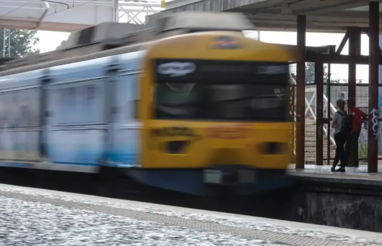 Imagem de carruagem a passar na estação