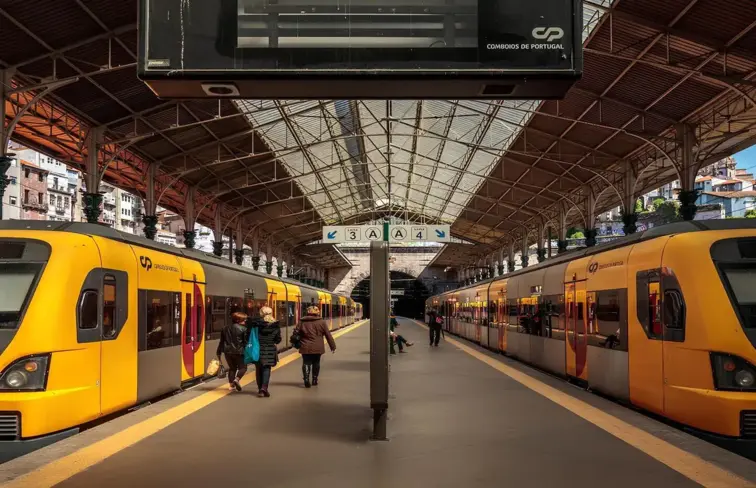 Imagem da estação de São Bento, no Porto, com dois comboios da CP.