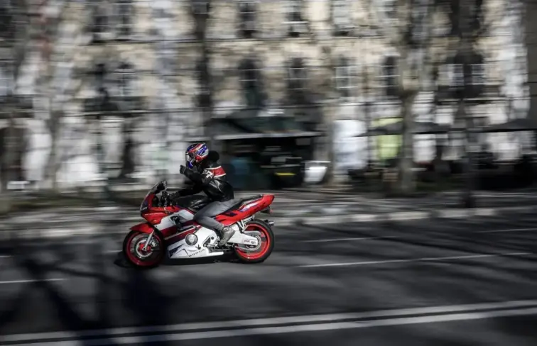 Motociclista em andamento