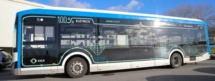 Imagem mostra autocarro da Sociedade de Transportes Coletivos do Porto (STCP)