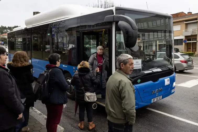 Pessoas na estação de autocarros