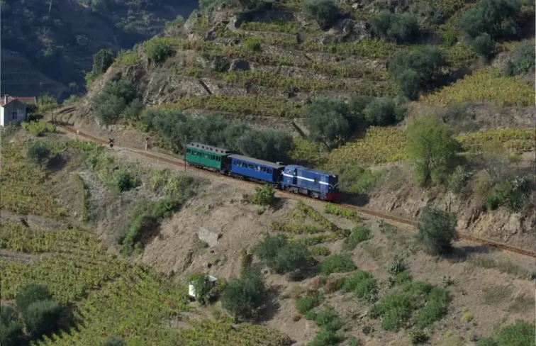 Comboio a circular na antiga linha do Corgo