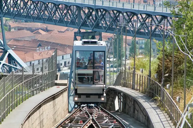 Funicular dos Guindais, no Porto, a transportar turistas