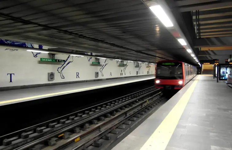 Estação de metro em Lisboa, com um metro a entrar.