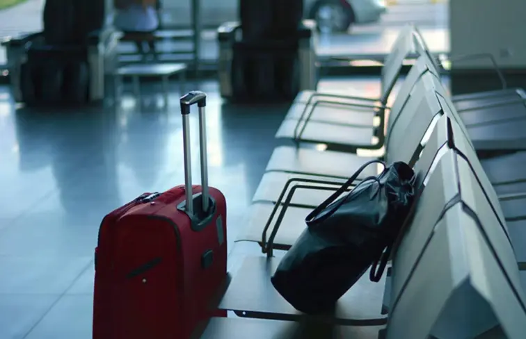 Malas feitas em ponto de espera de transportes