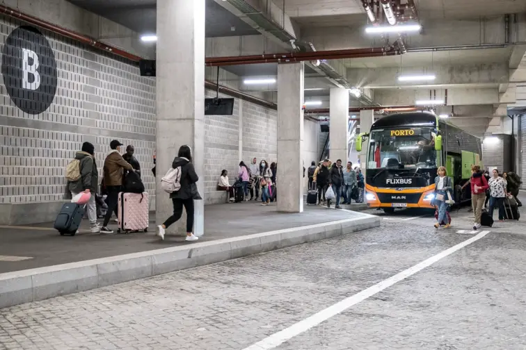 Autocarro da STCP a passar em frente à Casa da Música no Porto.