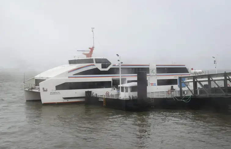 Barco que faz transporte no Rio Tejo