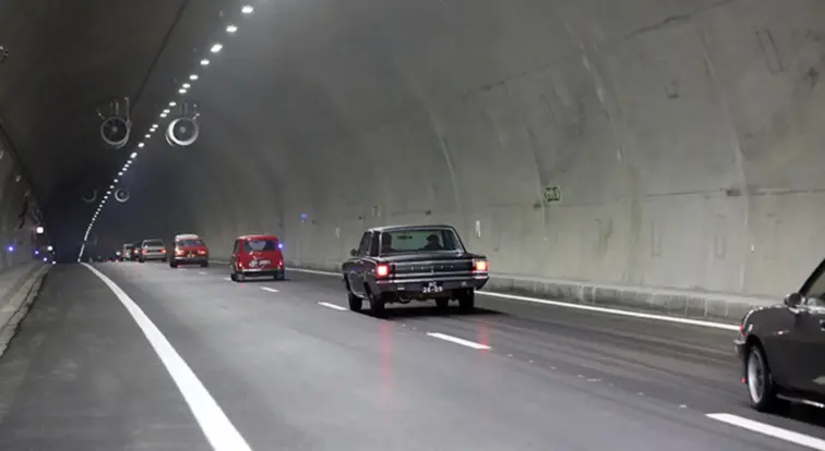 Tunel do Marão com vários carros