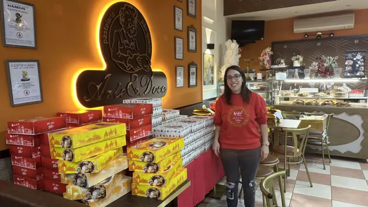 A imagem ilustra Ana Machado da Pastelaria Arte e Doce, no Fundão, com cerca de 200 encomendas para o Natal