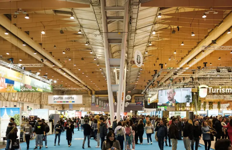 A BTL cheia de gente, com vários expositores.