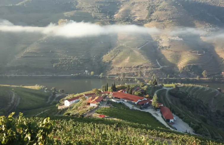 Vista panorâmica de alojamento rural no Alto Douro Vinhateiro