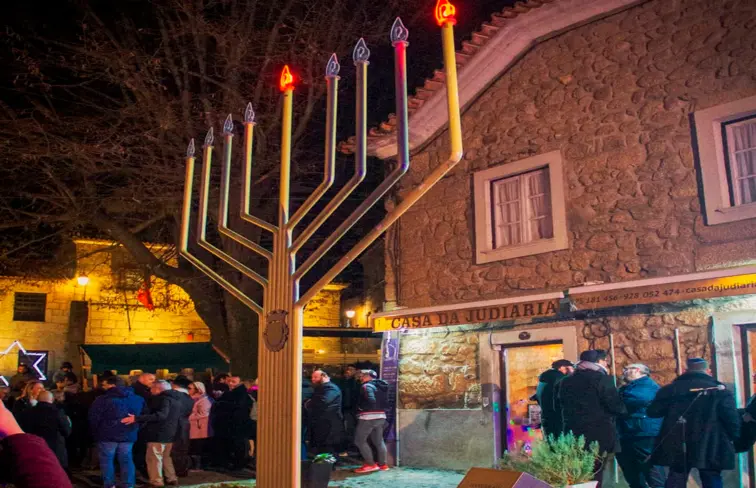 candelabro com nove velas em belmonte