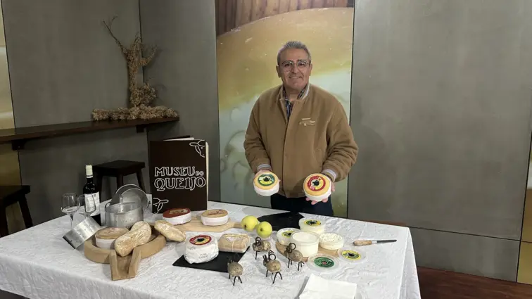 Imagem ilustra Pedro Silveira com diversos tipos de queijos que estão presentes no Museu do Queijo, em Peraboa