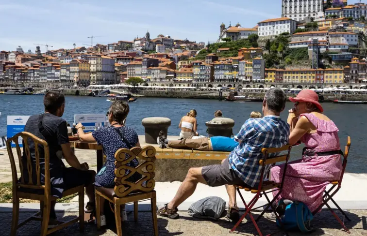 Turistas no Porto, junto ao rio Douro.
