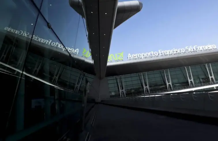 Fachada do aeroporto do Porto