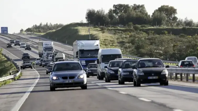 Carros na autoestrada em andamento.