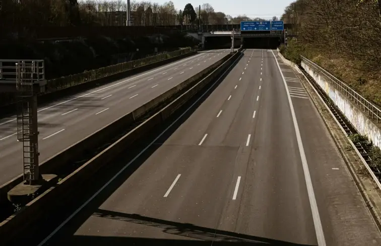 Imagem de autoestrada vazia