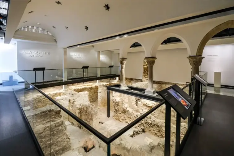 Interior das ruínas dos banhos islâmicos em Loulé