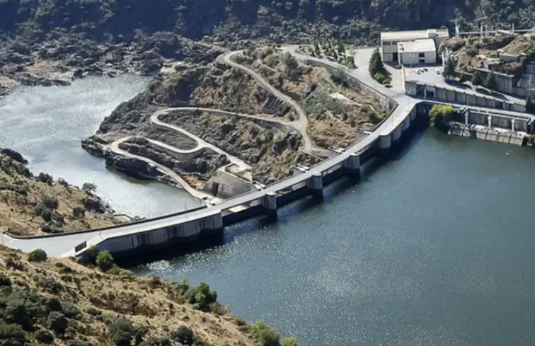 Vista aérea de barragem