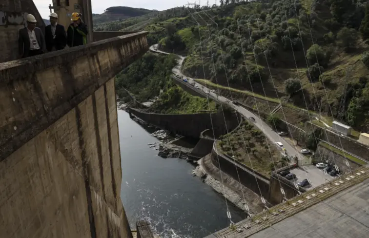 Imagem aérea de barragem