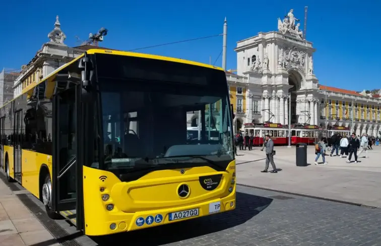 Autocarro da Carris no Terreiro do Paço.