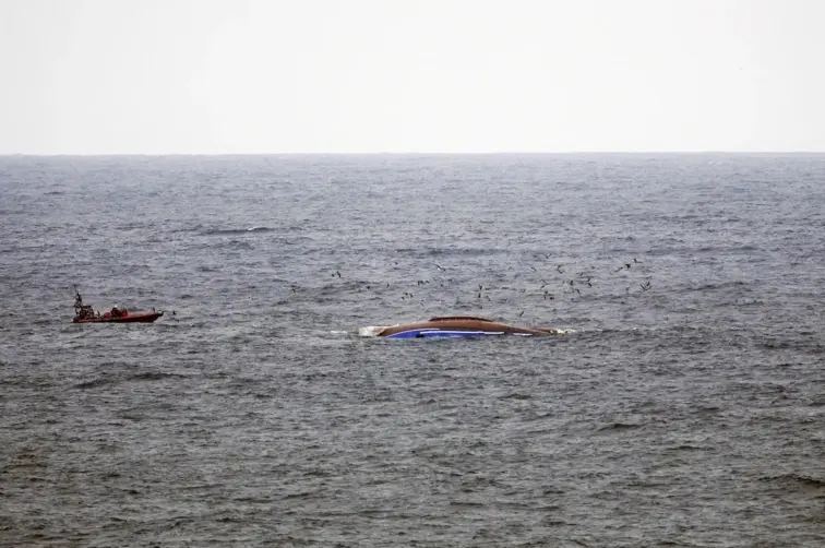 Embarcação naufragada ao largo da costa da Marinha Grande.