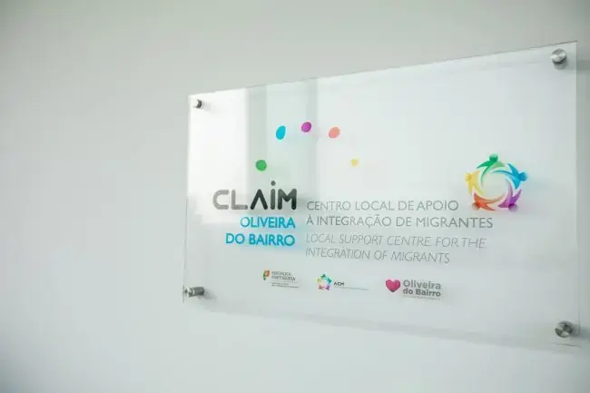 Sinalética afixada do CLAIM em Oliveira do Bairro