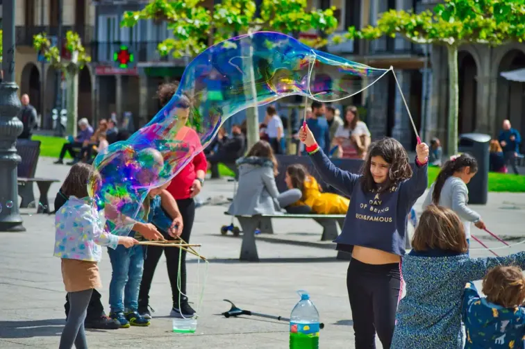Crianças a brincar numa praça.