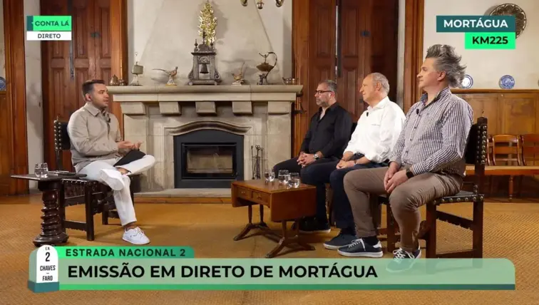 Na imagem, o jornalista Luís Varela de Almeida com o painel de convidados do município de Mortágua.