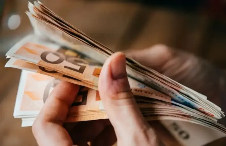 pessoa a contar dinheiro