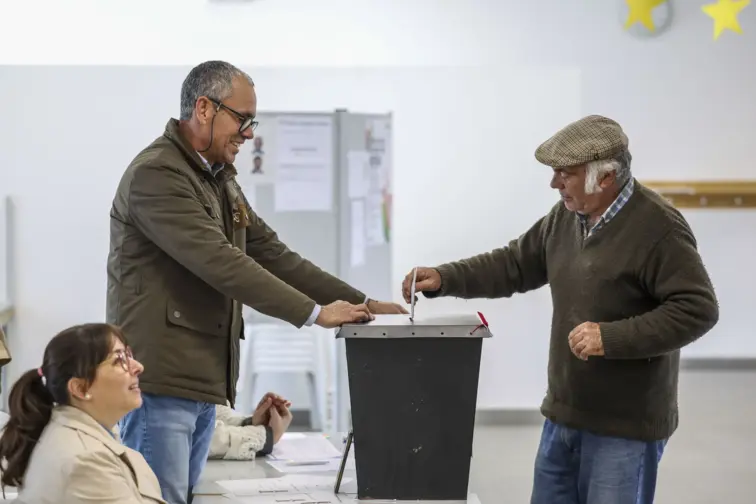 Afluência às urnas é de 45,5% às 16h, 0,01% a menos que na primeira volta à mesma hora