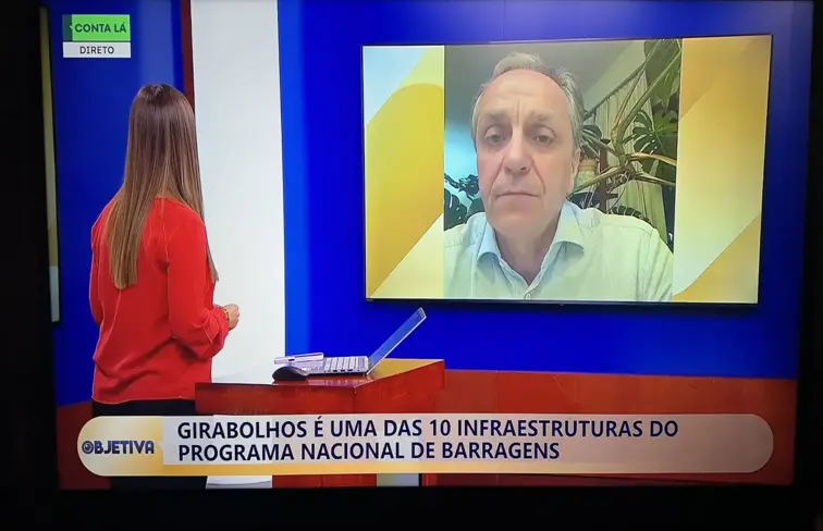 fotografia de Estela Machado de costas a entrevistar José Pimenta Machado, presidente da Agência Portuguesa do Ambiente (APA)