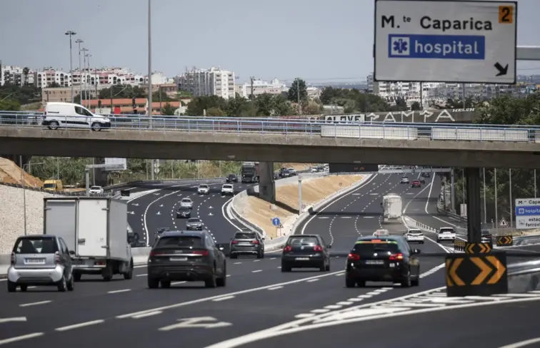 Vários carros na autoestrada