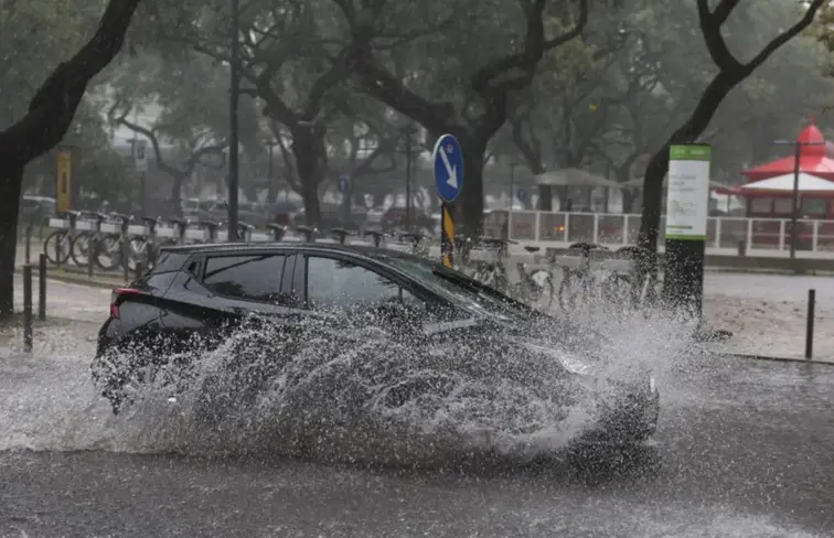 Carro atravessa estrada submersa