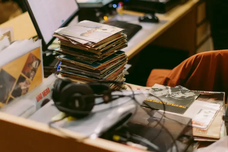 Conjunto de discos de vinil sobre uma mesa.