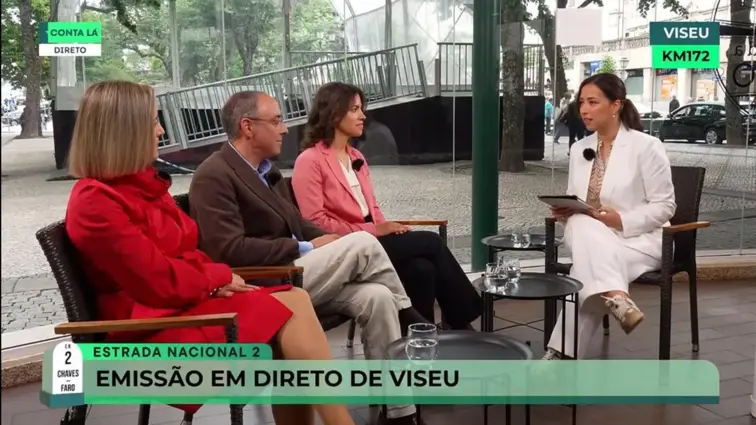 Jornalista Mariana Rebelo Silva e painel composto por três convidados.