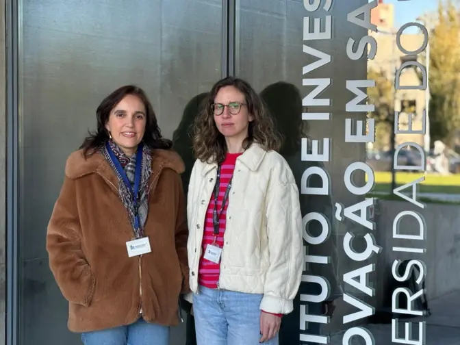 Nádia Pinto e Catarina Xavier, investigadoras do i3S, junto à entrada principal do instituto, no Porto