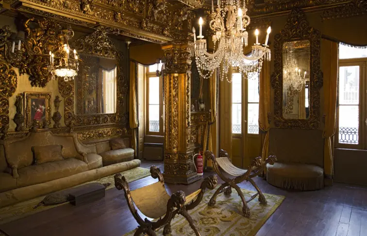 Salão de baile da Casa Museu Fernando de Castro, decorada ostensivamente com talha dourada.