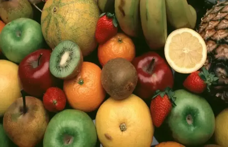 Conjunto de frutas variadas.