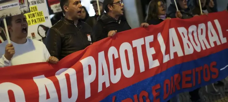 Trabalhadores a manifestarem-se nas ruas.