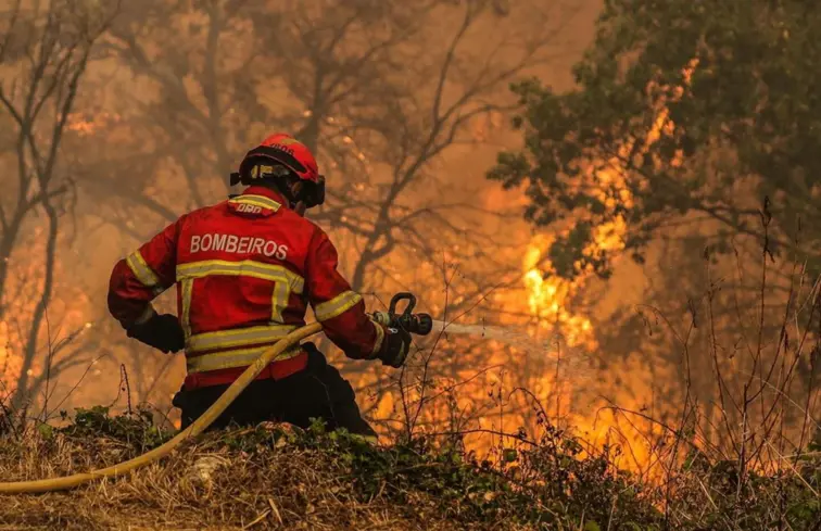 Bombeiro num intenso combate às chamas