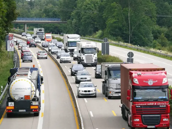 Imagem de uma estrada com trânsito