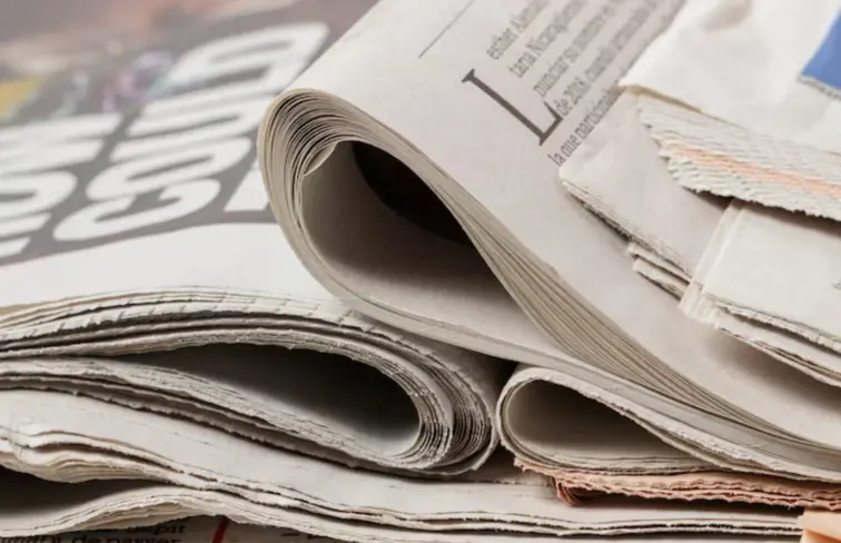 Jornais empilhados