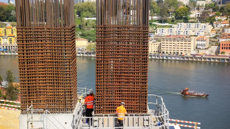 Obras da Linha Rubi com rio Douro em pano de fundo.